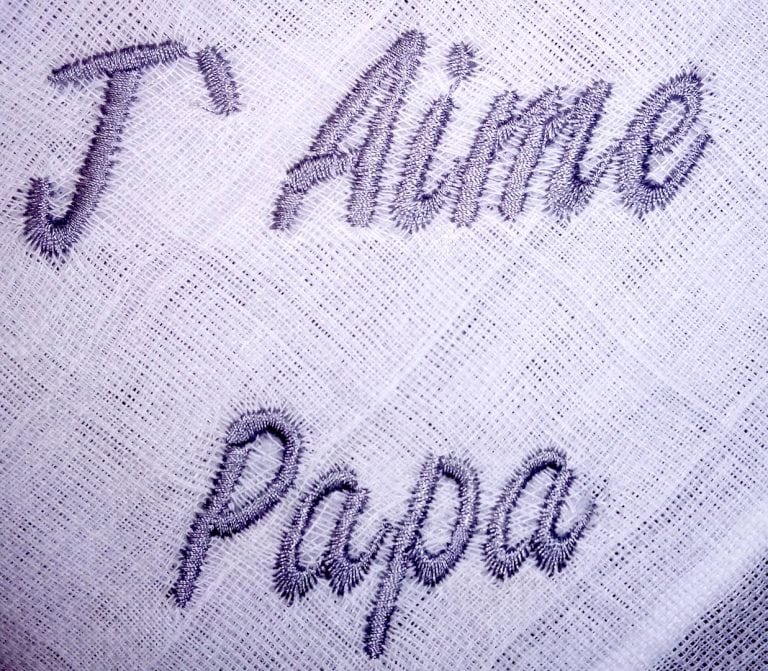 Le Lange Blanc Brodé Gris "J'aime Papa ou Maman" - MIGNON - Image 2