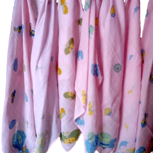 Les Langes/couches en coton tissé - Rose à motif - MIGNON